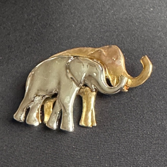 Signed Elephant Brooch Gold Silver Tone Lapel Hat Bag Gear Liz Claiborne LC Pin - Picture 3 of 6